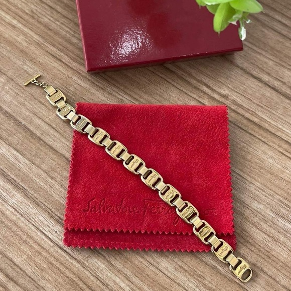 🌟FERRAGAMO🌟 SALVATORE FERRAGAMO BRACELET (GENUINE, SIGNED) VERY CUTE - Picture 3 of 13